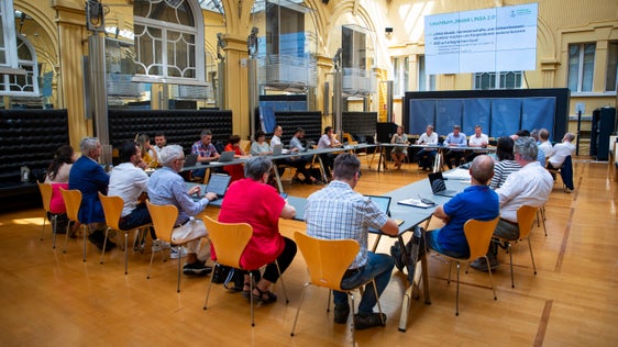 Le strategie sostenibili per l'agricoltura vengono sviluppate in grandi gruppi e attuate in gruppi più piccoli; il consiglio direttivo "Agricoltura 2030: il percorso sostenibile dell'Alto Adige" ha fatto oggi il punto della situazione e ha guardato avanti. (Foto: ASP/Fabio Brucculeri)