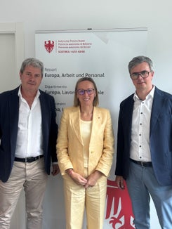 SWR-Geschäftsführer Gerhard Duregger (im Bild von links), Arbeitslandesrätin Magdalena Amhof und SWR-Präsident Lukas Brunner. (Foto: LPA/Ressort Europa, Arbeit und Personal)