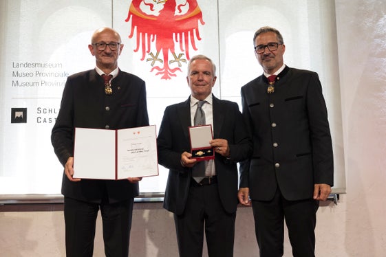 Giorgio Gajer di Bolzano ha ricevuto la croce al merito per il suo impegno culturale e la promozione degli sport di montagna, in particolare della sicurezza alpina. (Foto: Land Tirol/Die Fotografen)
