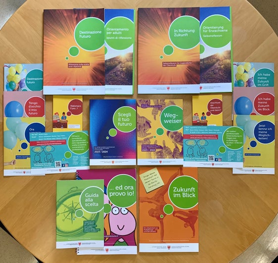 Das Amt für Ausbildungs- und Berufsberatung informiert unter anderem mit zahlreichen Broschüren über bestehende Ausbildungsmöglichkeiten in- und außerhalb Südtirols. (Foto: LPA/Amt für Ausbildungs- und Berufsberatung)
