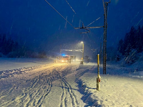 Disagi anche sulla linea ferroviaria della Pusteria. Un convoglio è stato evacuato la scorsa notte, dopo l'interruzione della linea avvenuta a causa di una caduta di un albero nei pressi della frazione di Casteldarne. (Foto: Vigili del fuoco volontari dell'Alto Adige)