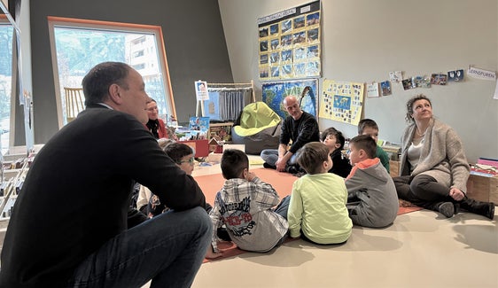 L'assessore Vettorato (nella foto a sinistra) ha inaugurato oggi alla scuola Casanova di Bolzano l'iniziativa “Grandi storie per piccole orecchie”, frutto di una collaborazione tra la Direzione Istruzione e Formazione e il Dipartimento Cultura in lingua italiana (Foto: ASP/Marciano)

