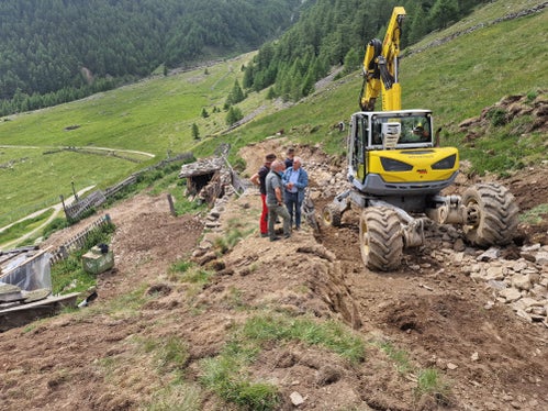 I lavori urgenti volti a proteggere l’edificio sottoposto a tutela storico-artistica nella malga Mitterkaser. (Foto: USP/Ufficio Sistemazione bacini montani ovest presso l’Agenzia per la Protezione civile)