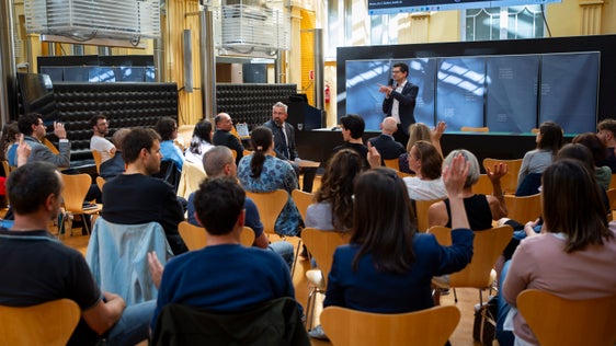 Nach einem Auswahlverfahren im Rahmen eines Wettbewerbs nahm das Land 97 Frauen und Männer mit einem unbefristeten Vertrag auf. Sie wurden bei einer Feier willkommen geheißen. (Foto: LPA/Fabio Brucculeri)