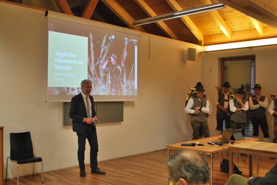 L'assessore Arnold Schuler alla consegna dei diplomi (Foto: ASP)