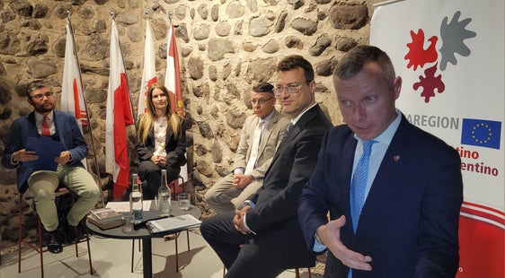Christoph von Ach, rappresentante della Provincia di Bolzano nell'Euregio (davanti a destra) con gli ospiti della serata di discussione sulla guerra in Ucraina Lukas Pichler, Gerhard Mangott, Natalya Ostapova e il moderatore Patrick Rina (Foto: Euregio/Armin Gluderer)