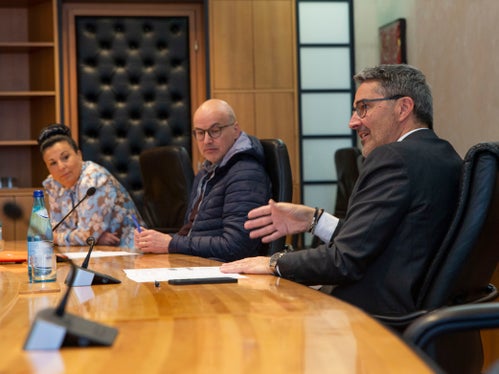 Isabella Mastrobuono, Ressortdirektor Günther Burger und Landeshauptmann und Gesundheitslandesrat Arno Kompatscher (v.l.) im Gespräch mit der Delegation der Kinderärztinnen und -ärzte. (Foto: LPA/Fabio Brucculeri)