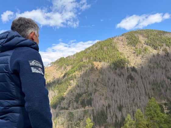 “È stato un intervento complesso su un terreno difficile e con tempi ristretti. Il risultato è quindi ancora più importante: i lavori sono stati portati a termine secondo i piani, in modo professionale e grazie a una forte collaborazione tra tutte le parti coinvolte”, sottolinea l’assessore provinciale alla Mobilità Daniel Alfreider, che nella foto si trova sul posto, in val Badia. (Foto: USP/Dipartimento Infrastrutture e Mobilità)