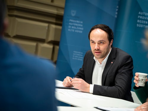 Beständigkeit bedeutet, die eigenen Wurzeln zu pflegen ohne sich abzugrenzen. Denn wenn diese Sicherheit nicht gegeben ist, suchen Menschen Sicherheit in 'falschen' Dingen, hielt Landesrat Philipp Achammer fest. (Foto: LPA/Fabio Brucculeri)