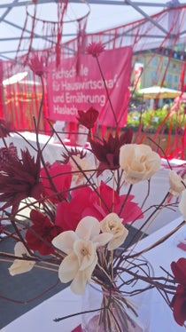 Der Stand der Fachschule für Hauswirtschaft und Ernährung Haslach auf dem Bozner Blumenmarkt (Foto: LPA/Fachschule für Hauswirtschaft und Ernährung Haslach) 