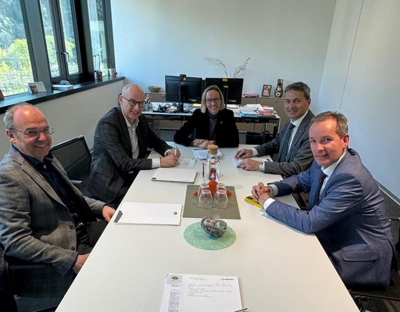 Christof Gamper (da sinistra), responsabile della ripartizione consulenza personale dell'HGV, il direttore del Dipartimento provinciale competente Günther Burger, l'assessora provinciale Magdalena Amhof, il presidente dell'HGV Klaus Berger e il direttore dell'HGV Raffael Mooswalder mentre discutono di personale nel settore alberghiero e della ristorazione. (Foto: USP/Theodora Huber)