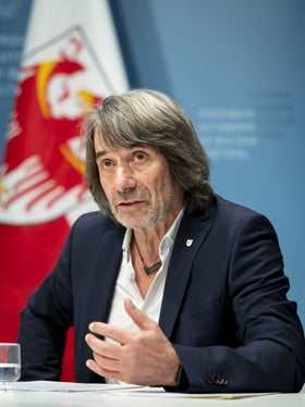 Wir investieren dort, wo Menschen konkret Unterstützung brauchen, also in die Versorgung von Kindern, in psychische Gesundheit und in die Ausbildung von Fachkräften, unterstreicht Gesundheitslandesrat Hubert Messner. (LPA/Fabio Brucculeri)