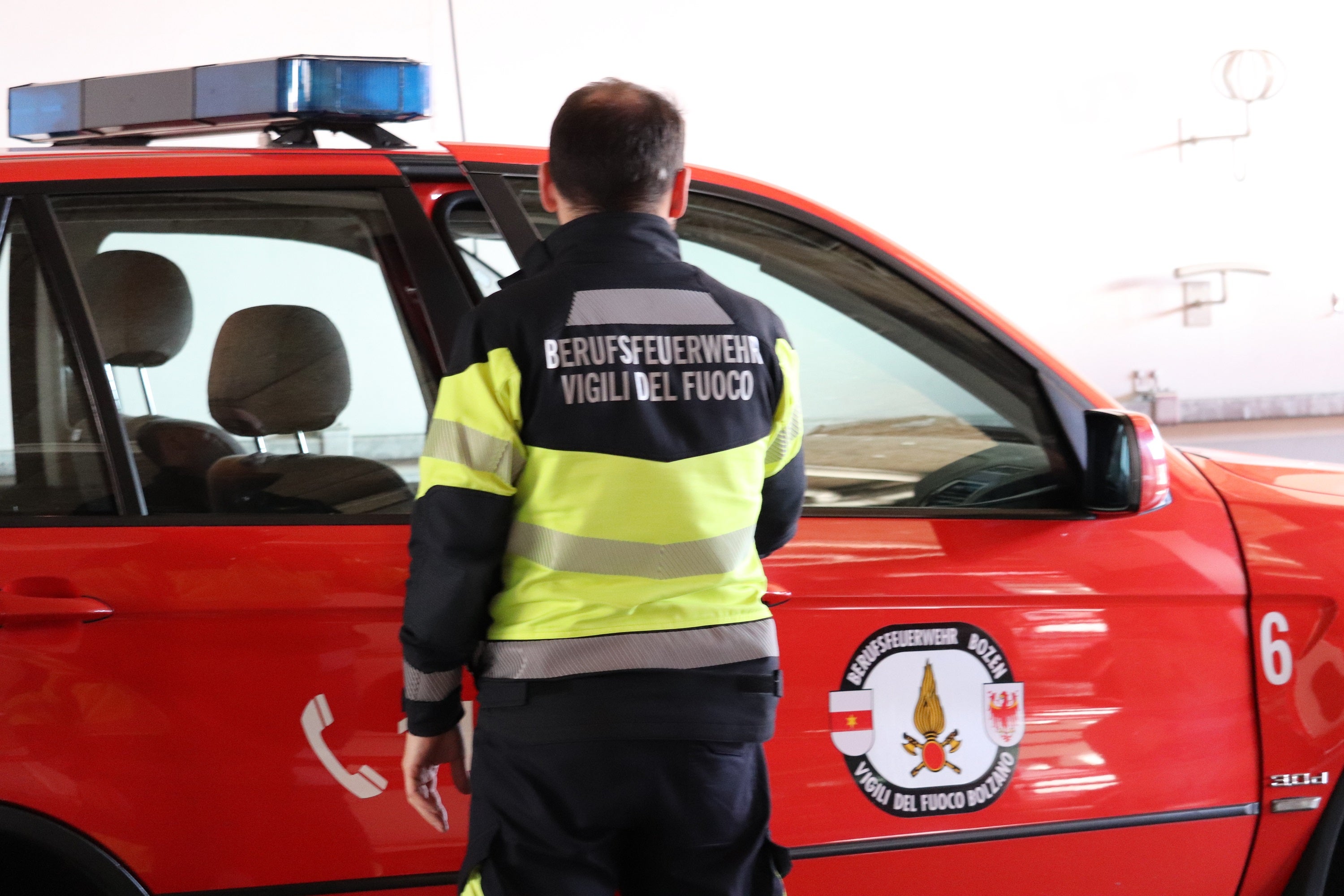 Offiziere der Berufsfeuerwehr fahren mit dem Einsatzleitwagen. (Foto: LPA/Maja Clara)