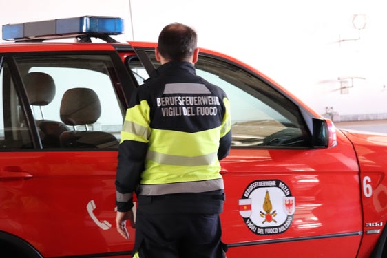 Offiziere der Berufsfeuerwehr fahren mit dem Einsatzleitwagen. (Foto: LPA/Maja Clara)
