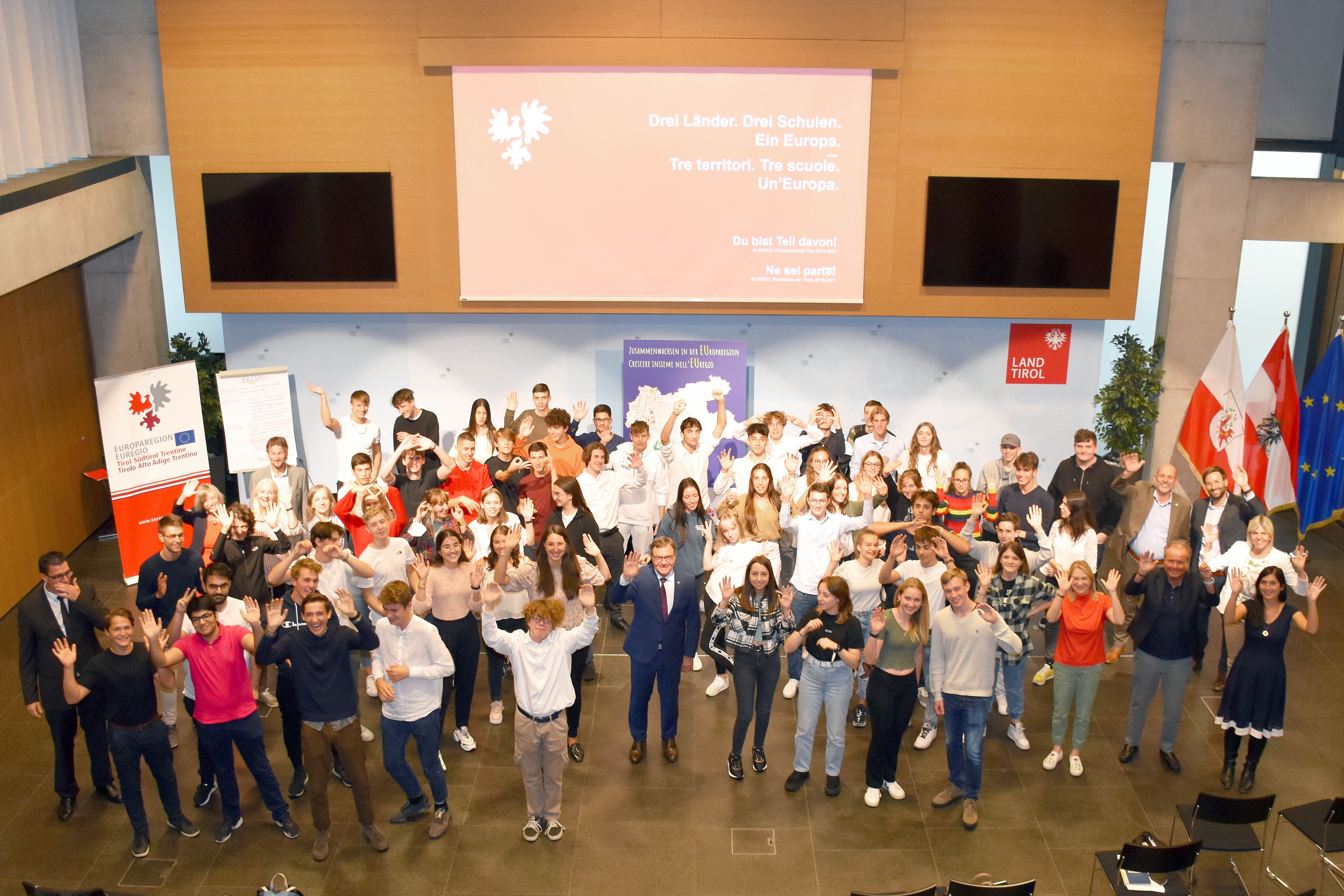 Die Euregio-Zukunftswerkstätte wurde gestern Abend mit der Präsentation der Ideen und Lösungsvorschläge der Schülerinnen und Schüler aus den drei Ländern Tirol, Südtirol und Trentino abgeschlossen. (Foto: Land Tirol/Konrad Pölzl)