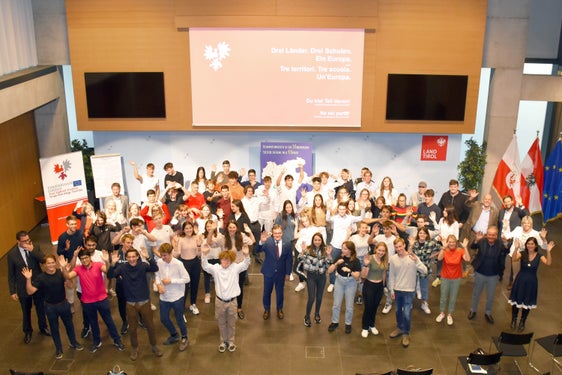 Die Euregio-Zukunftswerkstätte wurde gestern Abend mit der Präsentation der Ideen und Lösungsvorschläge der Schülerinnen und Schüler aus den drei Ländern Tirol, Südtirol und Trentino abgeschlossen. (Foto: Land Tirol/Konrad Pölzl)