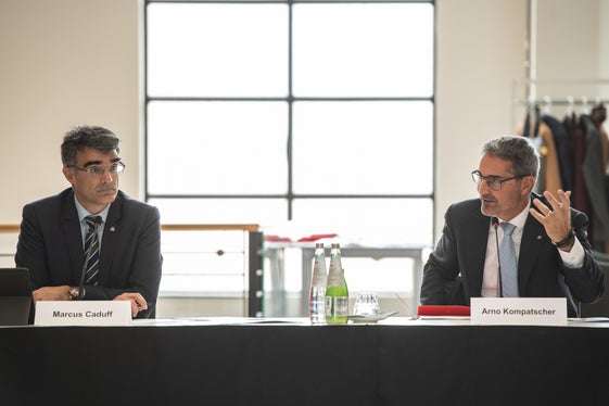 Il Presidente Caduff (a sinistra, Grigioni) e il Presidente Kompatscher (Alto Adige) hanno presieduto la riunione dei due Governi. (Foto: ASP/Ivo Corrà) 