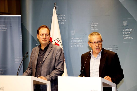 L'assessore Massimo Bessone (a sx) e il direttore di Ripartizione, Alfred Vedovelli, presentano gli elaborati grafici del nuovo catasto edilizio urbano e le planimetrie del libro fondiario (Foto: ASP)