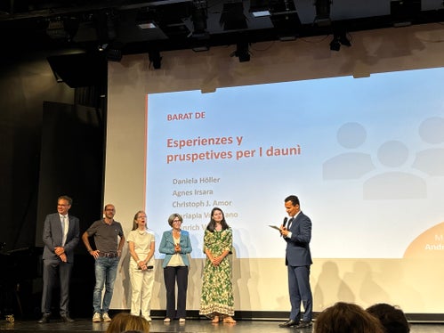 L’edizione di quest’anno si è svolta all’insegna del motto “Vedere, accompagnare e valorizzare”, ponendo al centro l’atteggiamento educativo. Nella foto il dibattito sul palco; a destra il direttore dell’Istruzione, Formazione e Cultura ladina André Comploi. (Foto: USP/Direzione Istruzione, Formazione e Cultura ladina/Sara Runggaldier)