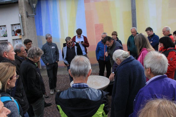 Landesgeologe Volkmar Mair (Bildmitte) am Friedhof in Aldein. (Foto: Geoparc Bletterbach/Maria Pichler)