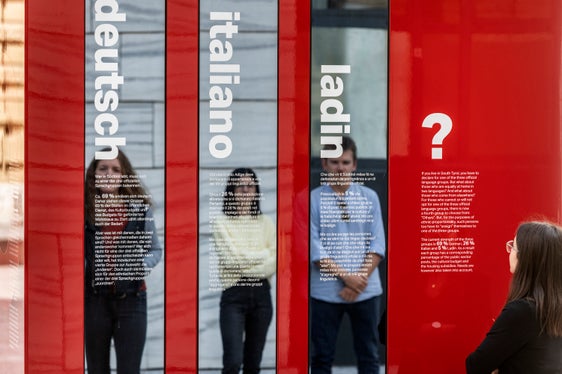 Das Amt für Zweisprachigkeit und Fremdsprachen der Abteilung Italienische Kultur sowie das Amt für Weiterbildung und Sprachen der Abteilung Deutsche Kultur stellen Geldmittel bereit, mit denen die vom Land unterstützten Sprachanbieter die Teilnahmegebühren für Sprachkurse in Deutsch, Italienisch und Ladinisch reduzieren werden. Die Neuerungen gelten ab dem 1. Jänner 2026. (Foto: LPA/Ivo Corrà)