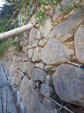 All'altezza del Ponte della Posta lungo il Passirio a Merano il muro di sponda viene ripulito e sistematoper ripristinare la sua funzione di protezione dalle piene. (Foto: Agenzia Protezione civile/Ufficio sistemazione bacini montani ovest)