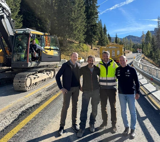 Beim Lokalaugenschein auf der Landesstraße 37 zum Valparola-Pass (von rechts): SIMICO-Geschäftsführer Fabio Massimo Saldini, Landesrat Daniel Alfreider, Baustellenleiter der Firma Ploner Bau Heinrich Gasteiger und Tourismusvereinspräsident Christian Pescollderungg. (Foto: LPA/Ressort für Infrastrukturen und Mobilität)