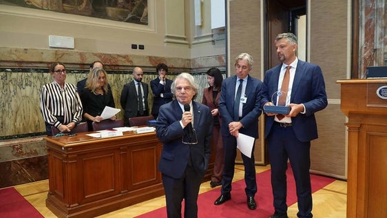 Il presidente del CNEL, Renato Brunetta, in primo piano a sinistra con il microfono, ha consegnato al vicepresidente della Provincia autonoma di Bolzano Daniel Alfreider il "Premio Impatto PA", per il Guest Pass Alto Adige. (Foto: CNEL)