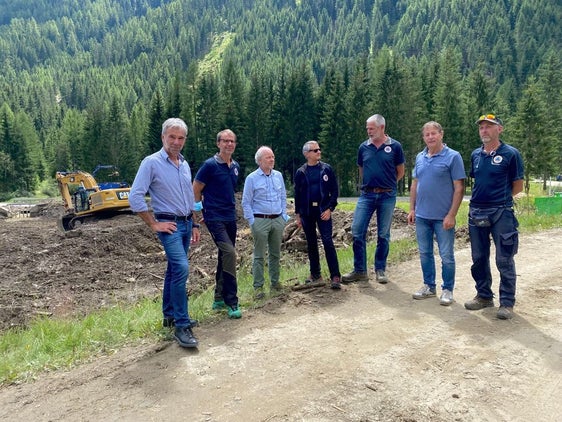 Aufräumarbeiten nach Unwetter in Mühlwald besichtigt: (v.l.) Landesrat Schuler, Direktor Agentur für Bevölkerungsschutz Unterweger, Direktor Funktionsbereich Wildbachverbauung De Polo, Direktor Amt Wildbachverbauung Ost Gius, Bauleiter Moser, Bürgermeister Niederbrunner, Vorarbeiter Baumgartner (Foto: LPA/Noemi Prinoth)