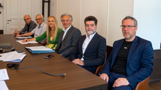 Die Mitglieder der Landesagentur für die Beziehungen zu den Gewerkschaften und die große Mehrheit der Gewerkschaftsorganisationen haben heute den BÜKV für die Führungskräfte 2020-2022 besiegelt. (Foto: LPA/Fabio Brucculeri)