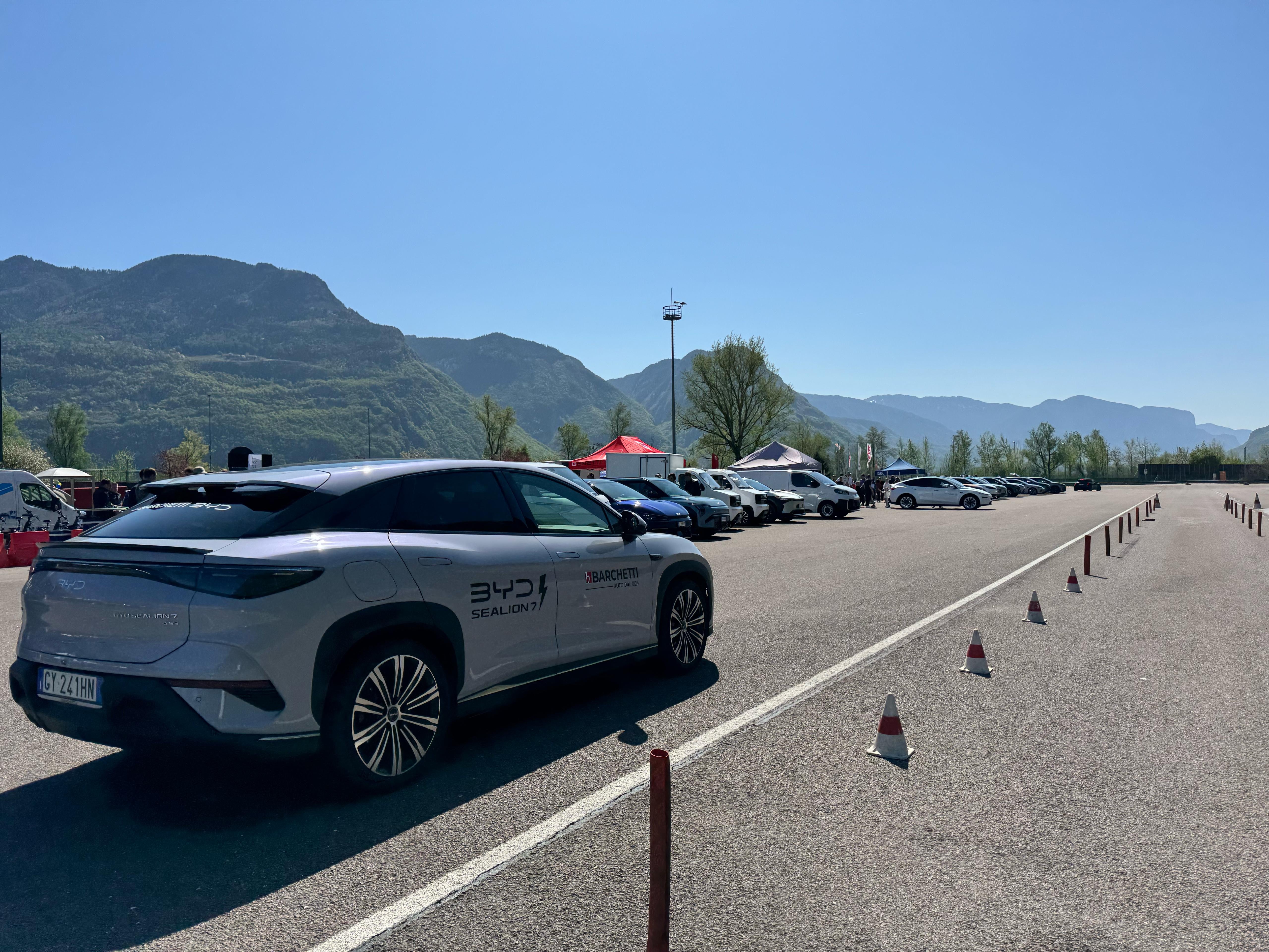 Il 6 aprile al Safety Park di Vadena è stato possibile testare le auto elettriche. (Foto: Sta - Strutture Trasporto Alto Adige)