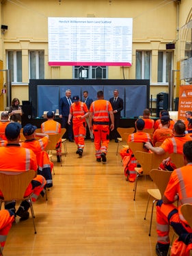 Bei der vom Amt für Personalentwicklung und der Generaldirektion des Landes gemeinsam mit der Abteilung Straßendienst organisierten Willkommensfeier begrüßten Generaldirektor Alexander Steiner, Mobilitätslandesrat Daniel Alfreider und Landeshauptmann Arno Kompatscher (vorne Mitte v.l.) die neuen Mitarbeiter. (Foto: LPA/Fabio Brucculeri)