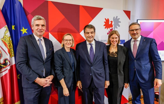 Bei der Feier tauschten sich auch der EU-Abgeordnete Herbert Dorfmann (von links), Europa-Landesrätin Magdalena Amhof, EU-Kommissions-Vizepräsident Raffaele Fitto, Martha Gärber, Direktorin der Abteilung Europa, und Landeshauptmann Arno Kompatscher aus. (Foto: Euregio/Elio Germani)