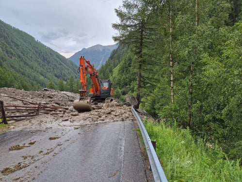 Nach einem Murgang im Schafstallbach (Infangbach), einem orografisch linken Zubringer des Pfossentalbachs, am Nachmittag des Sonntags, 28. Juni, hat die Wildbachverbauung umgehend mit den Aufräumarbeiten bei der Brücke begonnen.  (Foto: LPA/Amt für Wildbach- und Lawinenverbauung West in der Agentur für Bevölkerungsschutz) 