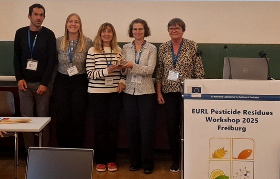 Renommierter Arne-Anderson-Preis: Vier Vertreterinnen und Vertretern des Labors für Wasseranalysen und Chromatographie - (von links) Helmuth Pertner, Elena Albion, Francesca Ambonati und Verena Unterholzner - nahmen die Auszeichnung in Freiburg aus den Händen der Direktorin des Europäischen Referenzlabors für Cerealien und Futtermittel EURL Mette Erecius Poulsen&nbsp;(ganz rechts) entgegen. (Foto: Landesagentur für Umwelt und Klimaschutz)