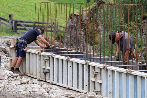 Der Bautrupp der Wildbachverbauung in der Agentur für Bevölkerungsschutz errichtet neue Uferschutzmauern für den Knuttenbach in Rein in der Gemeinde Sand in Taufers (Foto: LPA/Maja Clara)