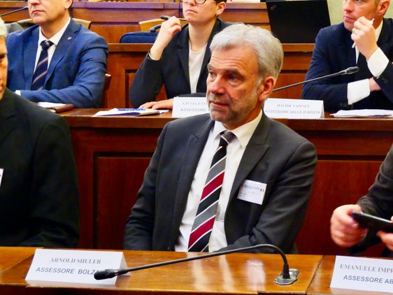 Landesrat Schuler beim Treffen mit Landwirtschaftsminister Lollobrigida: "Gemeinsam mit den anderen Bergregionen wollen wir stärkere Resonanz für unsere Anliegen schaffen." (Foto: Ministerium für Landwirtschafts-, Ernährungs- und Forstpolitik)