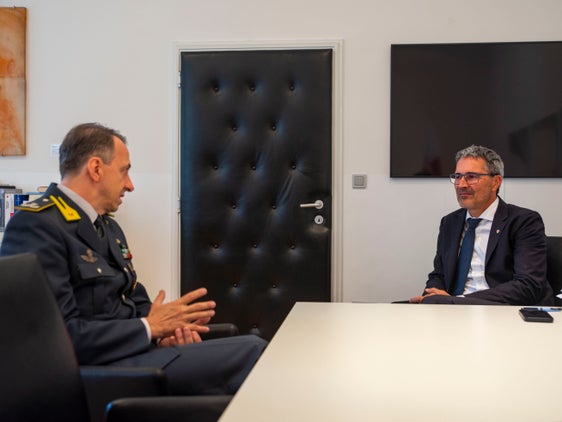 Landeshauptmann Arno Kompatscher (r.) im Gespräch mit General Gabriele Procucci, der in Kürze das Regionalkommando der Finanzwache Trentino-Südtirol übernehmen wird. (Foto: LPA/Fabio Brucculeri)