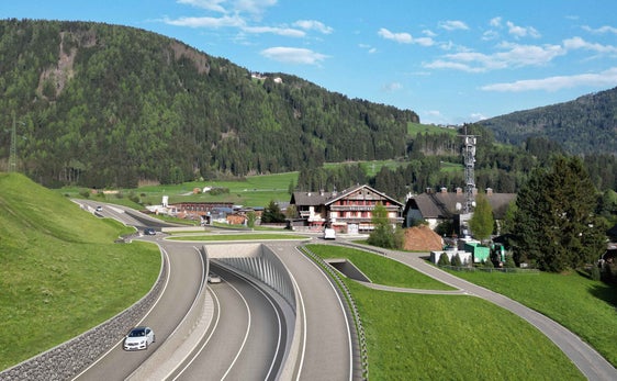 All’incrocio della SS49 con Valdaora è previsto uno svincolo a livelli sfalsati. &nbsp;La strada statale SS49 della Val Pusteria sarà convogliata in un sottopassaggio. Mentre al livello superiore verrà costruita una&nbsp;rotatoria ovale. Pubblicata la gara d'appalto per i lavori. (Foto: USP/Dipartimento Infrastrutture e Mobilità)