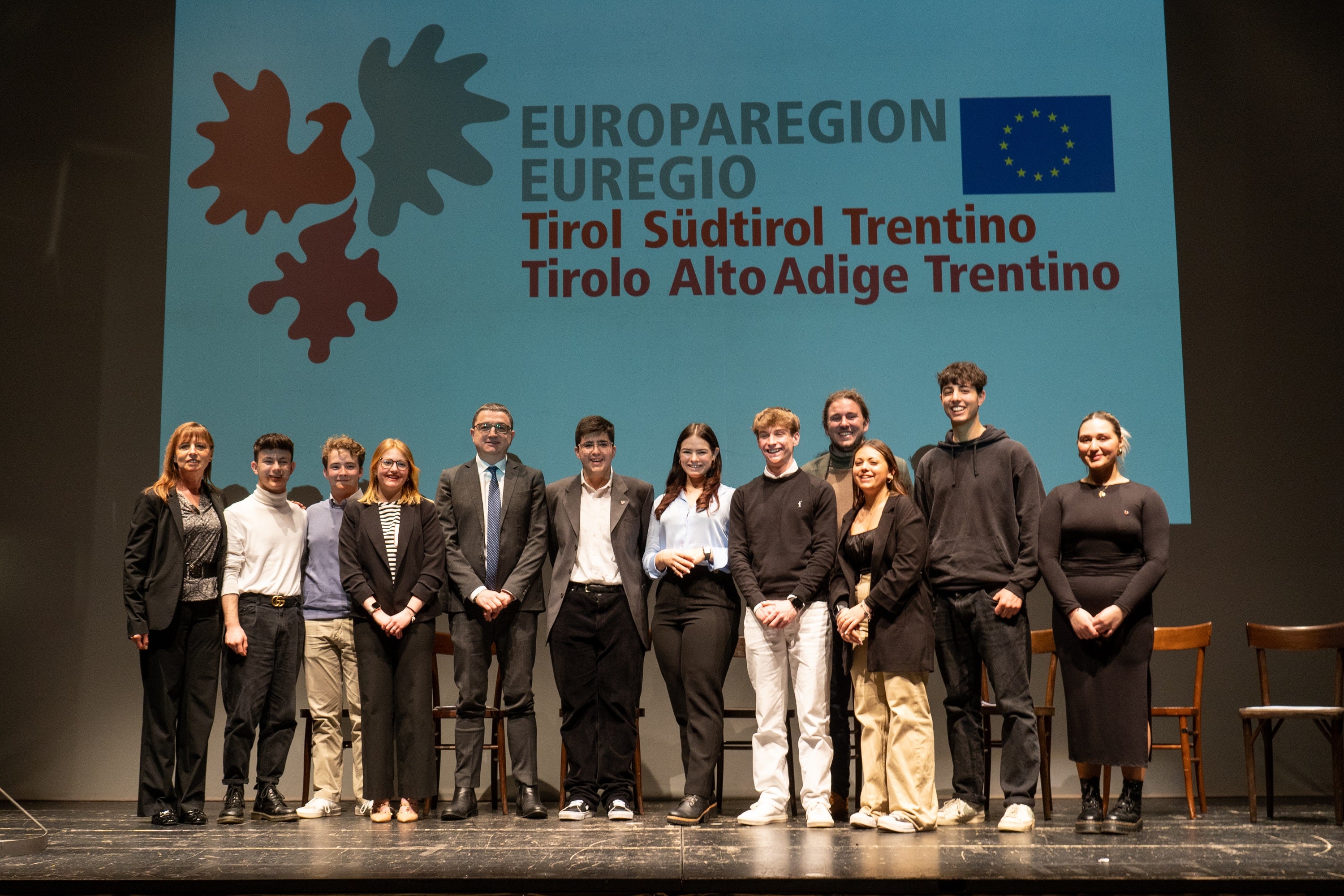 Vertreterinnen und Vertreter der Landesbeiräte der Schülerinnen und Schüler haben sich gestern (14. März) mit Euregio-Präsident Maurizio Fugatti (5.v.l.) getroffen. (Foto: LPA/Landesbeirat der Schülerinnen und Schüler Trentino)