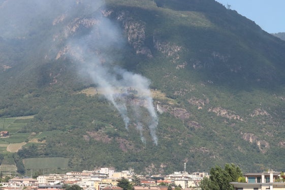 Auch vom Hubschrauber aus wurde der Waldbrand unterhab von Peterploner heute bekämpft. (Foto: LPA/Maja Clara)