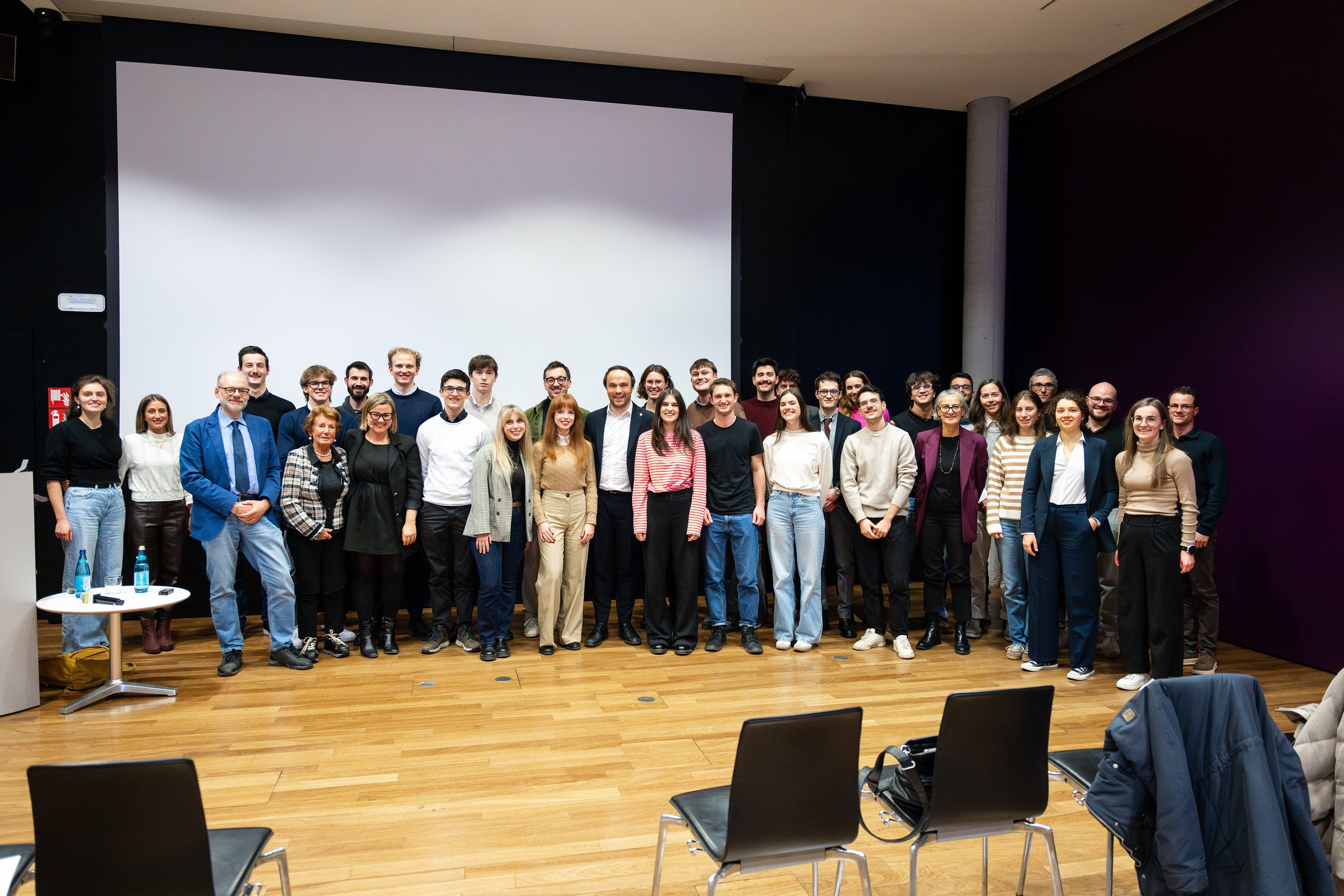 Circa 40 studenti che hanno ricevuto la borsa di studio per merito si sono incontrati il 22 dicembre all'Eurac. (Foto: USP/Ufficio per il diritto allo studio universitario/Nicola Chen)