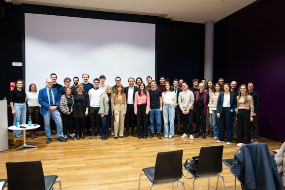 Rund 40 Studierende, die das Leistungsstipendium erhalten haben, haben sich am 22. Dezember getroffen. (Foto: LPA/Amt für Hochschulförderung/Nicola Chen)