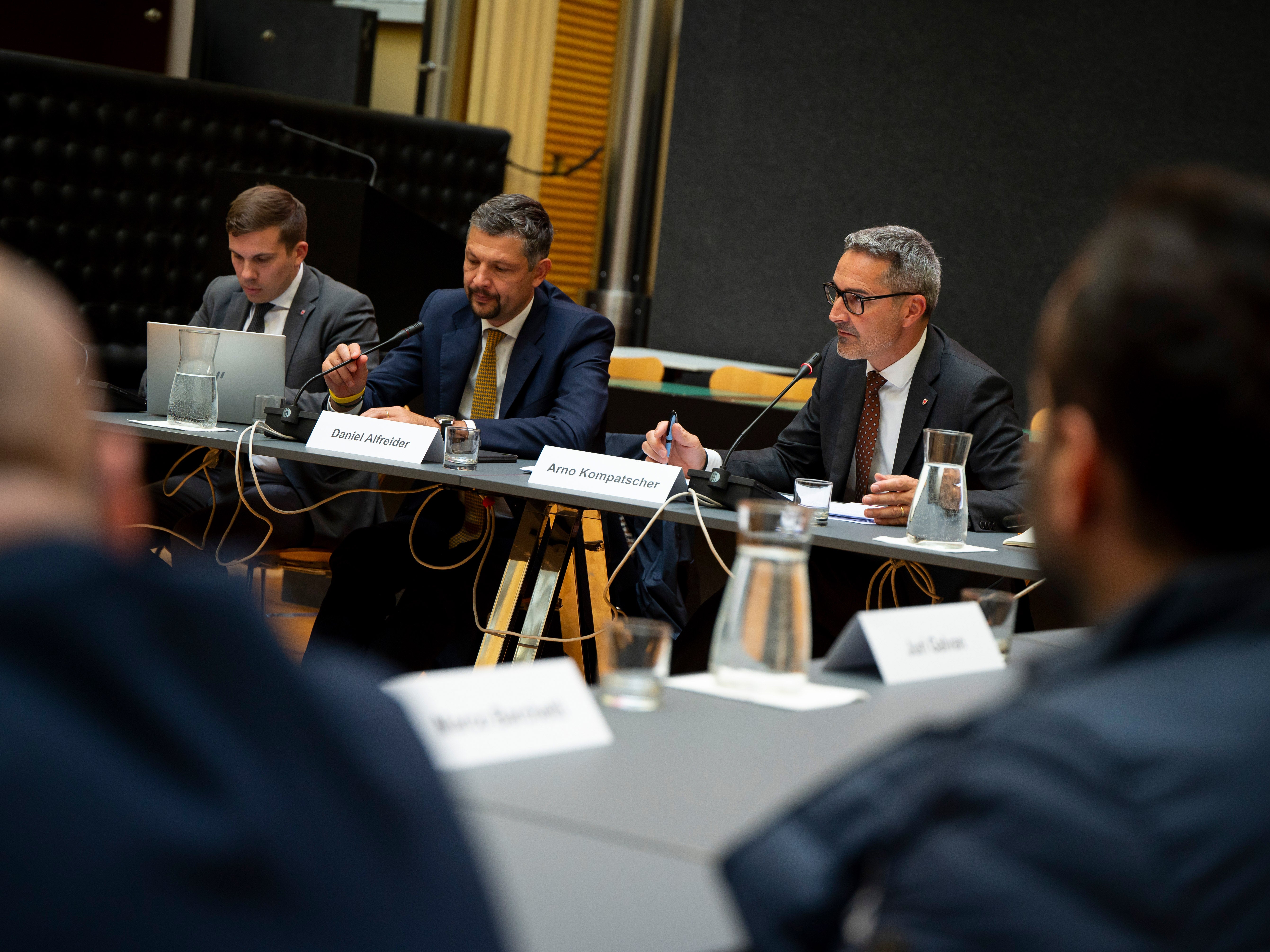 Die Arbeiten und Einschränkungen an der Luegbrücke und der Reschenbundesstraße im Speziellen und das Verkehrsmanagement für die Brennerstrecke im Allgemeinen standen im Fokus eines Gesprächs zwischen Landesmobilitätsplaner Michael Andergassen (von links), Mobilitätslandesrat Daniel Alfreider und Landeshauptmann Arno Kompatscher  und Vertretungen von Wirtschaft und Transport. (Foto: LPA/Fabio Brucculeri)