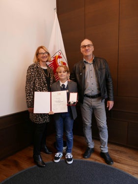Matteo Zago (nella foto con i propri genitori, Alessandra e Marco),&nbsp;all’etá di 7 anni ha salvato il padre colpito di infarto mentre guidava. (Foto: USP/Silvia Obwexer)