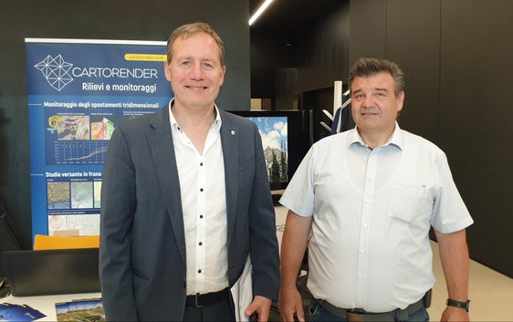 L'assessore provinciale all'Edilizia e Patrimonio Massimo Bessone (a sinistra) e il direttore dell'Ufficio Geologie e prove materiali Volkmar Mair al convegno internazionale Bolzano Explo Bozen al NOI Techpark (Foto: ASP)