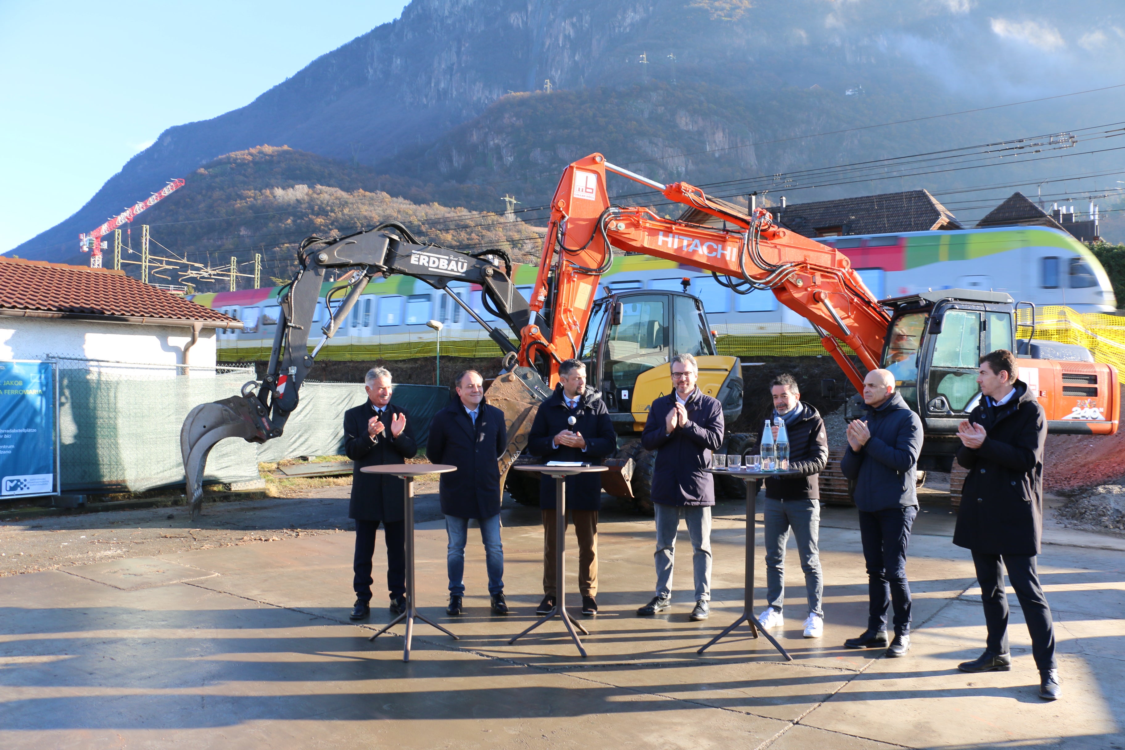 Al via i lavori di costruzione per la nuova stazione ferroviaria di San Giacomo, a Laives: da sinistra Bruno Borin (assessore comunale di Laives), l'assessore provinciale Giuliano Vettorato, l'assessore provinciale Daniel Alfreider, Giovanni Seppi (sindaco di Laives), il direttore della Sta Joachim Dejaco, Stefano Fattor (assessore comunale di Bolzano) e il responsabile di settore della Sta Massimiliano Valle (Foto: ASP/Patrick Thaler).