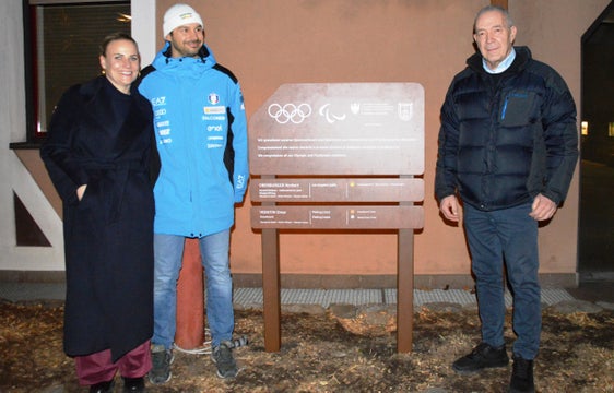 Anche Lagundo ha celebrato di recente i suoi campioni con una targa commemorativa. Nella foto (da sinistra) la sindaca di Lagundo Alexandra Ganner, Omar Visintin e Norbert Oberburger. (Foto: VSS)