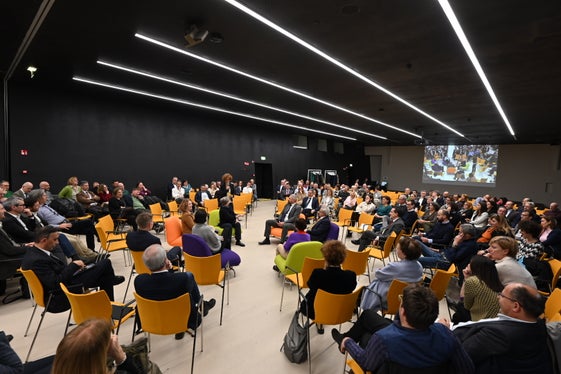 Modello partecipativo: in cerchio, diversi dirigenti hanno discusso i futuri passi per aver una amministrazione provinciale efficace. (Foto: ASP/Manuela Tessaro)