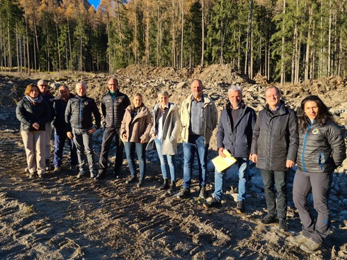 Il sopralluogo in Valle Aurina. Nella foto (da sinistra) la Direttrice dell'Area funzionale amministrazione e contabilità,  Claudia De Lorenzo, il direttore dell'Ufficio Sistemazione bacini montani Sandro Gius, il caposquadra Hubert Brugger, il direttore dell'Area funzionale bacini montani Fabio De Polo, il direttore dell'Agenzia per la Protezione civile Klaus Unterweger, la consigliera comunale Anita Strauß, la consigliera comunale Barbara Nöckler, il consigliere comunale Markus Gartner, l'assessore provinciale Arnold Schuler, il sindaco Helmut Klammer e la responsabile del progetto e del cantiere Sabrina Horak. (Foto: ASP/Agenzia per la Protezione Civile/Judith Weissensteiner)